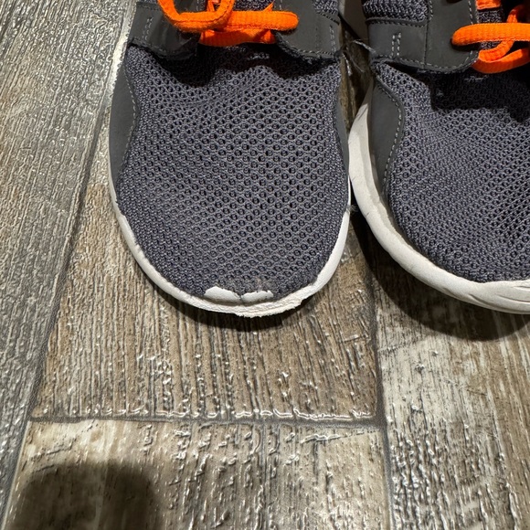 Nike Gray and Orange Kids 4.5Y Sneakers/Tennis Shoes - Picture 5 of 6